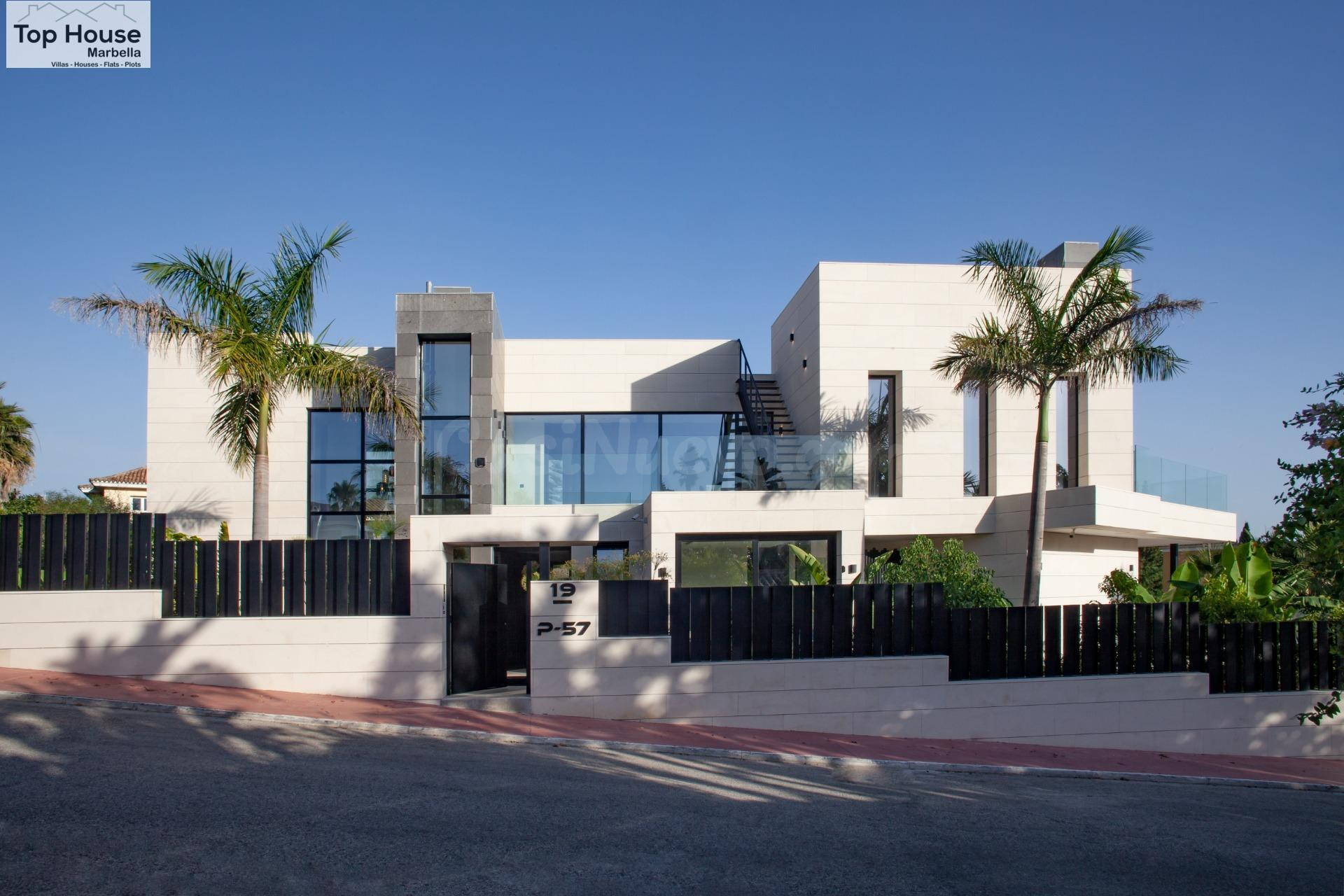 IMPRESIONANTE VILLA MODERNA EN PARCELAS DEL GOLF - MARBELLA - foto 2