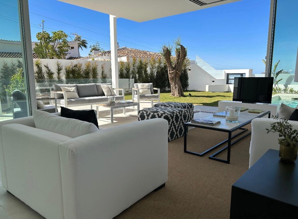 MAGNIFICAS VILLAS DE OBRA NUEVA CON VISTAS AL MAR EN VALDEOL - foto 2