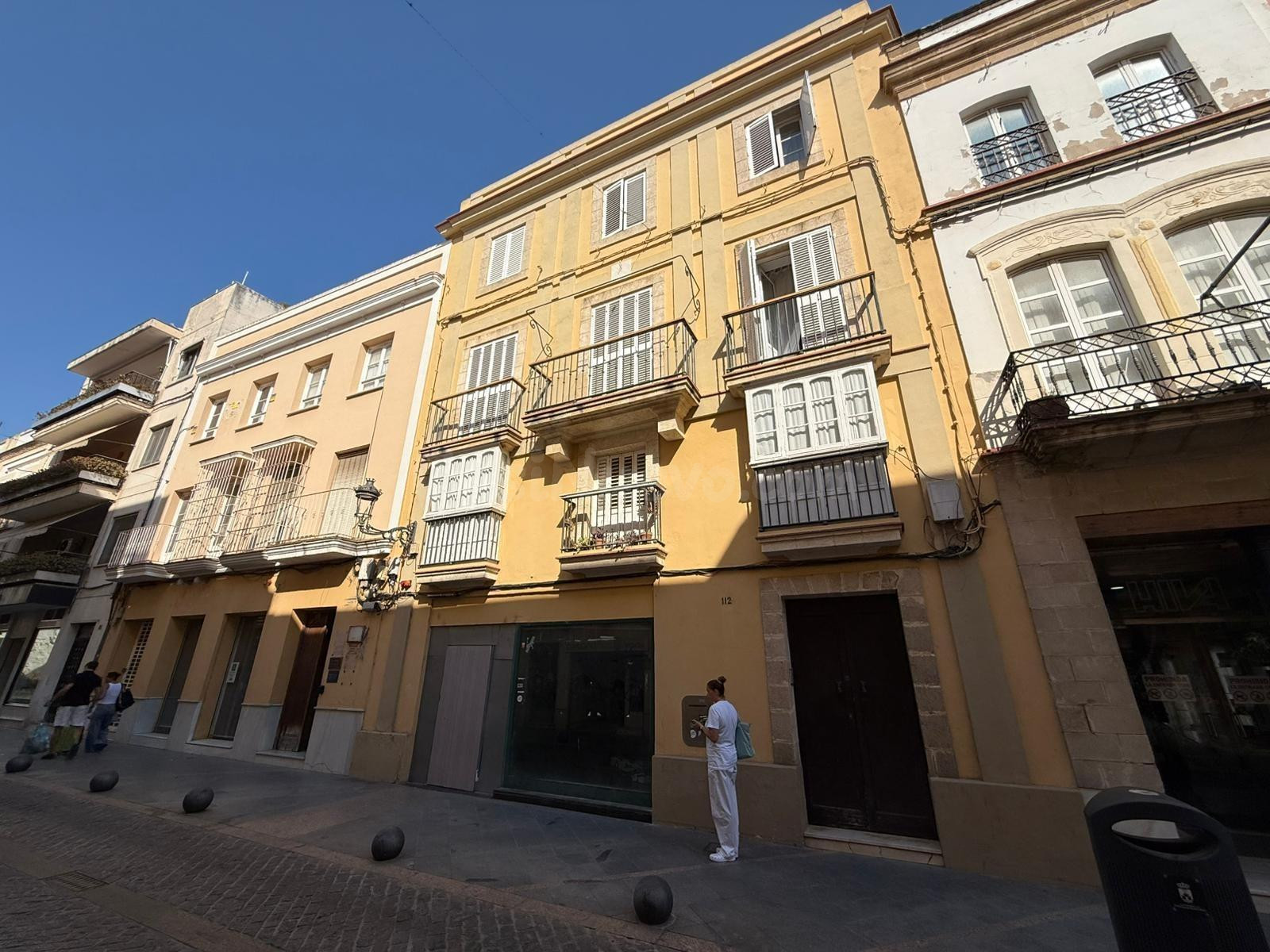 Venta local  adecuado con posible uso comercial u oficina