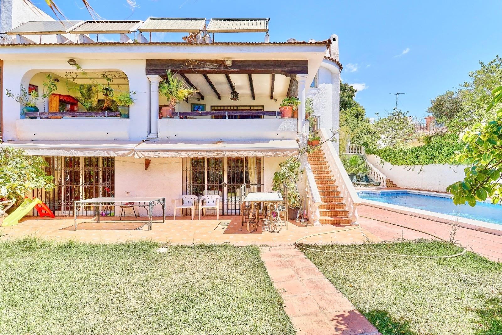 ESPECTACULAR VILLA CON PISCINA Y JARDIN EN PLENO CORAZÓN DE MARBELLA