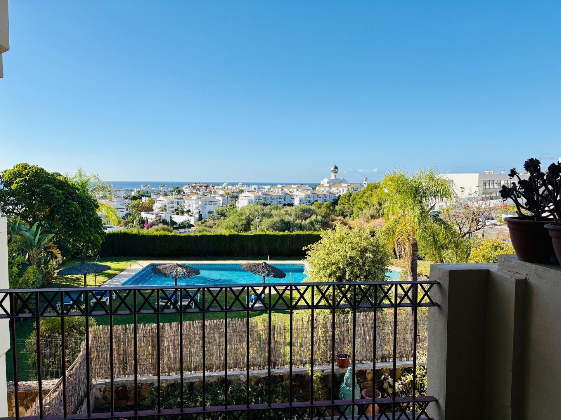 APARTAMENTO CON GRAN TERRAZA Y VISTAS EN SEA SUN HILLS, SELWO – ESTEPONA