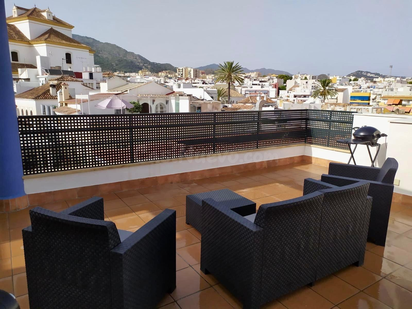 ÁTICO CON AMPLIAS TERRAZAS Y A ESCASOS METROS DE LA PLAYA EN - foto 3