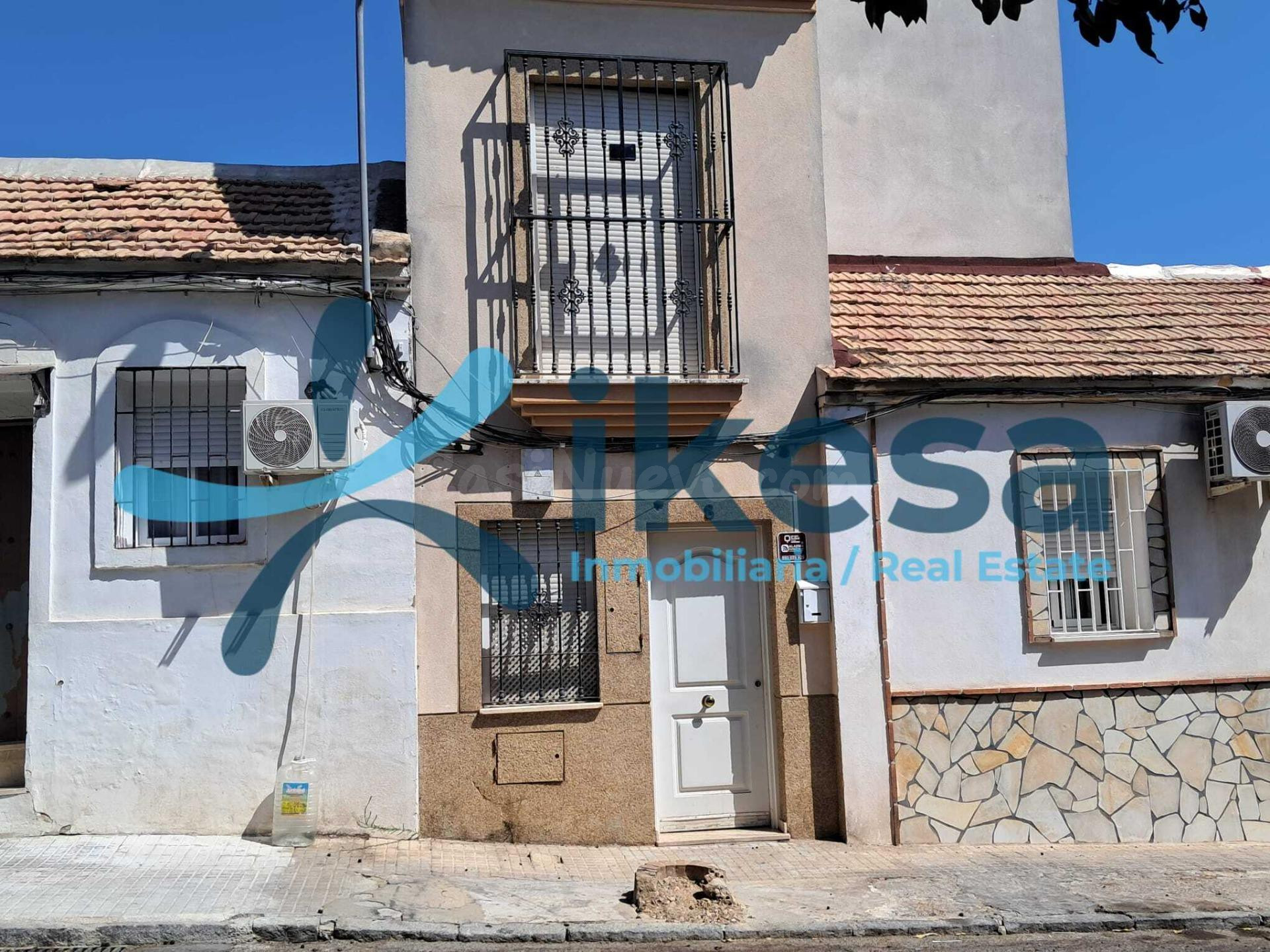 Adosada en la zona alta del campo de la verdad .