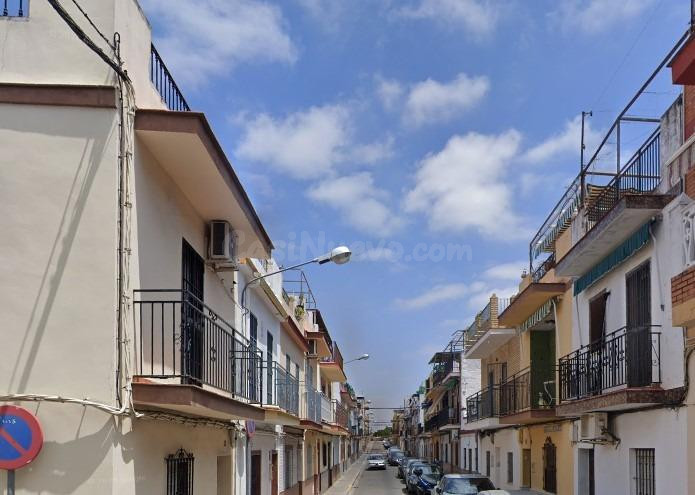 VENTA DE CASA ADOSADA EN ZONA DE LOS CAÑOS (SEVILLA)