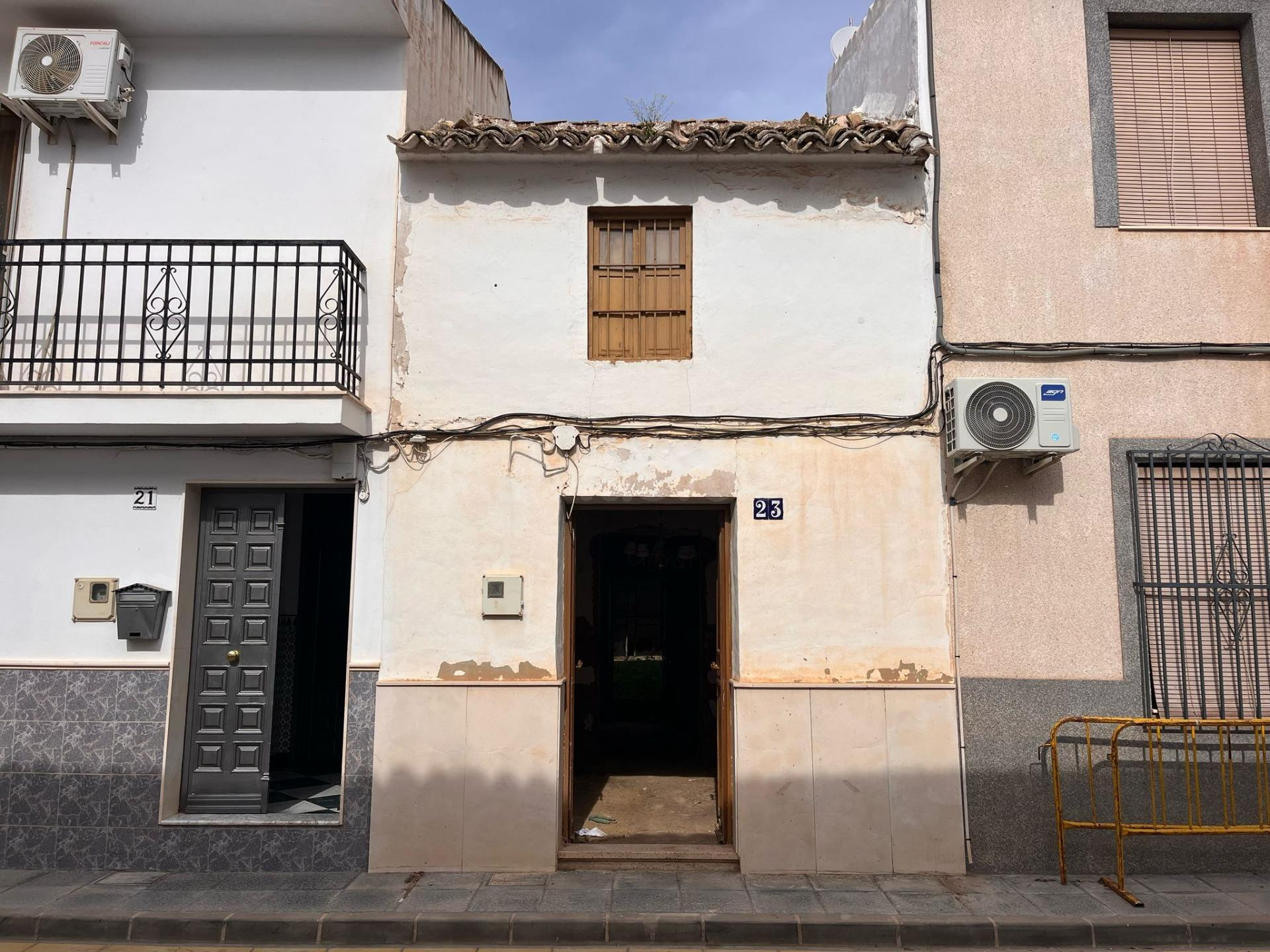 VENTA DE CASA ADOSADA EN LA RODA DE ANDALUCÍA (SEVILLA)