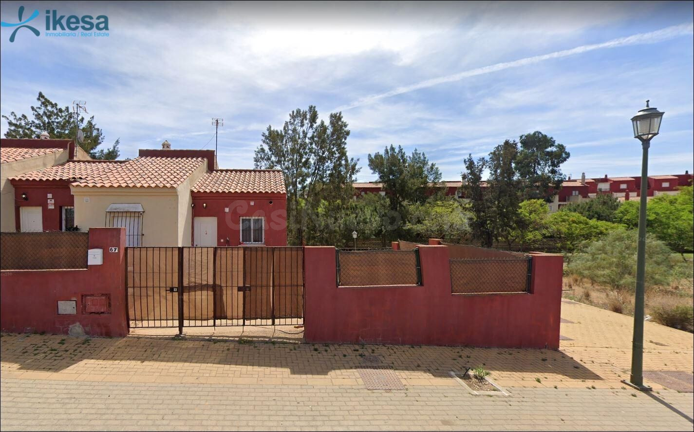 VENTA DE CHALET ADOSADO EN AYAMONTE, HUELVA. ACTIVO SIN POSESIÓN.