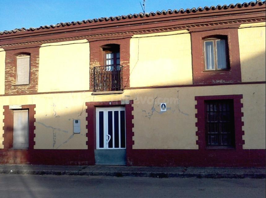 Venta de Adosado a reformar, en Sahagun, León.