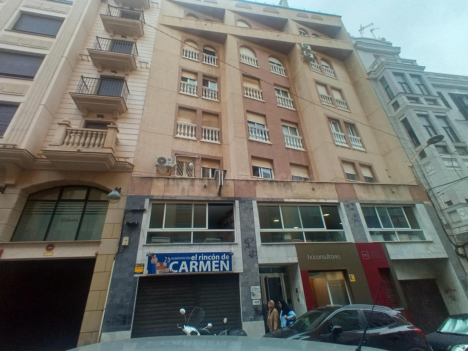 Amplio Local Comercial en el Corazón de Ceuta - Oportunidad para Inversores