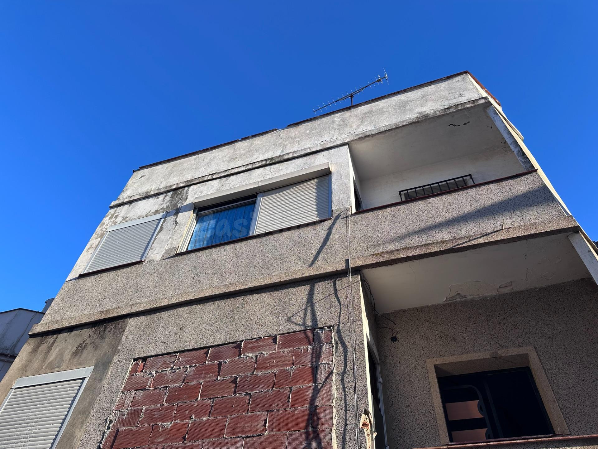Oportunidad de Inversión en Algeciras: Piso a Reformar con Terraza