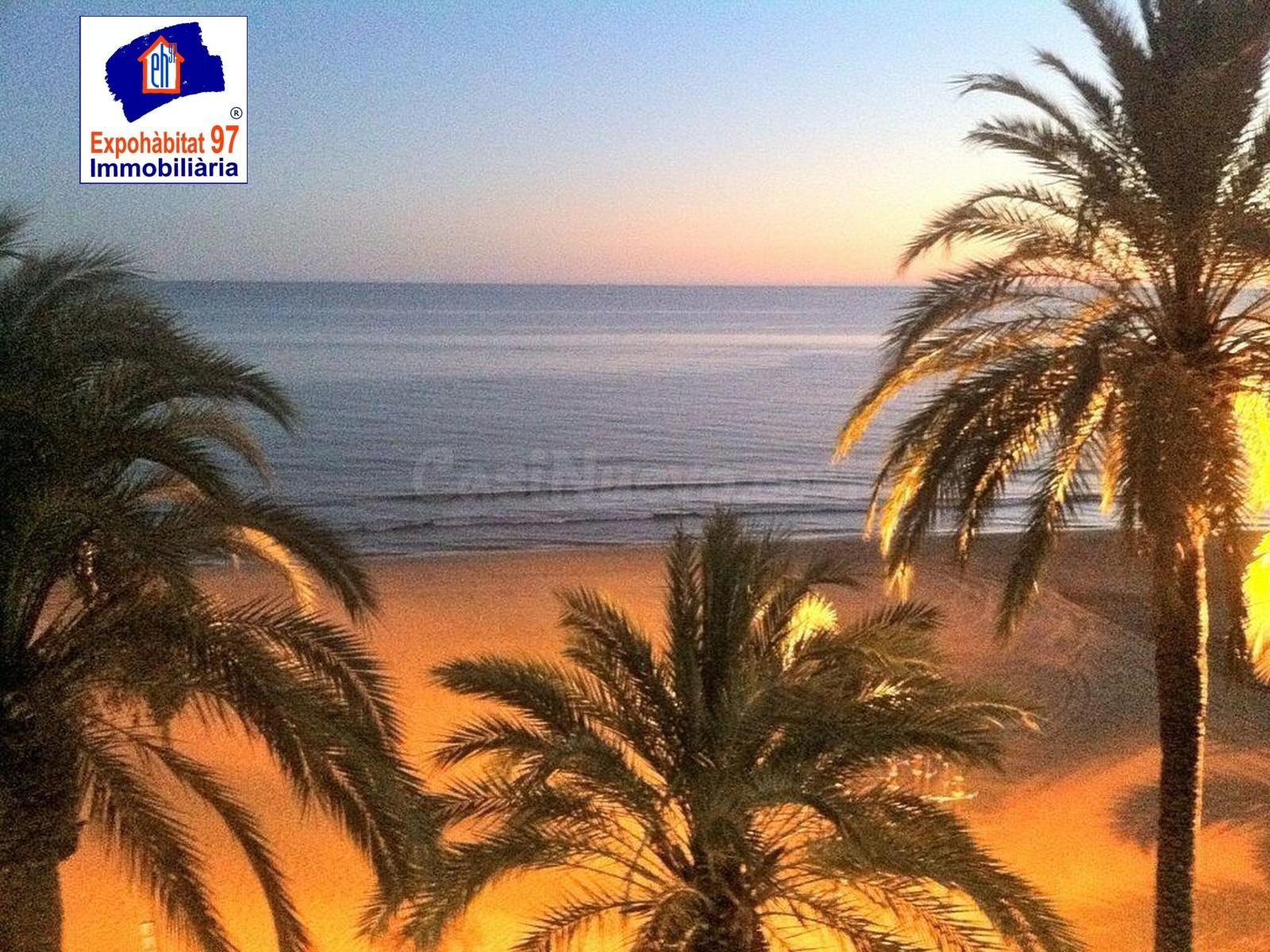 Apartamento de 2 habitaciones con vistas espectaculares al mar – Primera línea de playa en Paseo Miramar