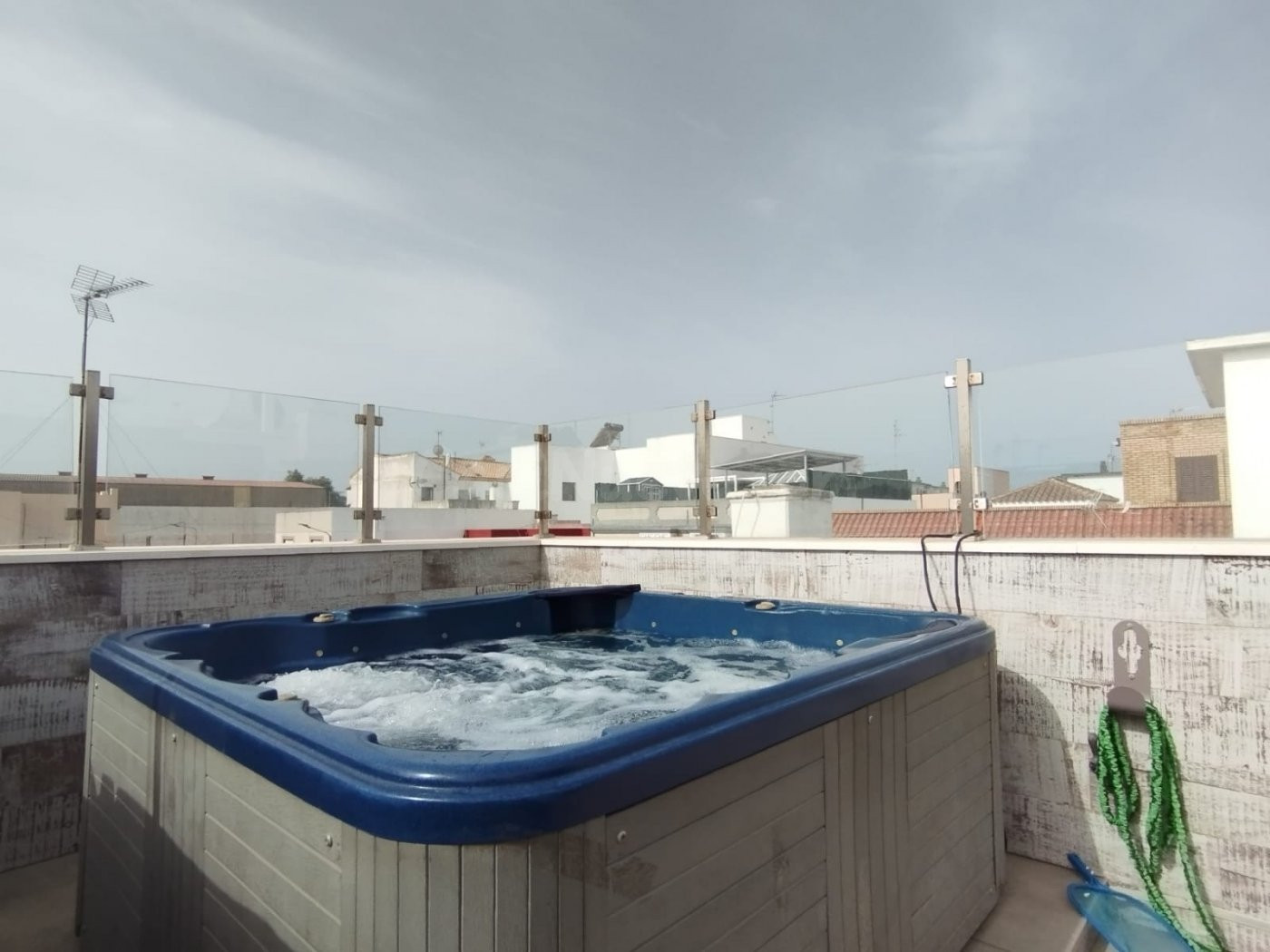 SE ALQUILA PISO CON AZOTEA PROPIA EN FUENTE AMARGA PARA TODO EL AÑO