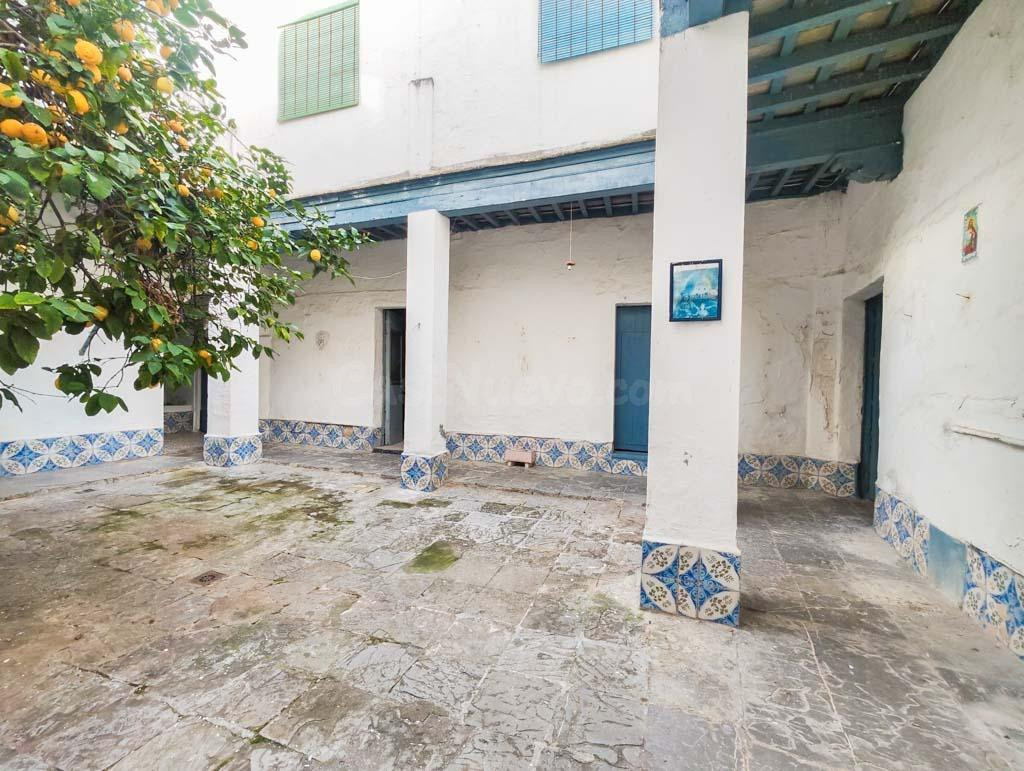 SE VENDE CASA ESTILO ANDALUZ, IDEAL PARA HACER VARIOS APARTAMENTOS