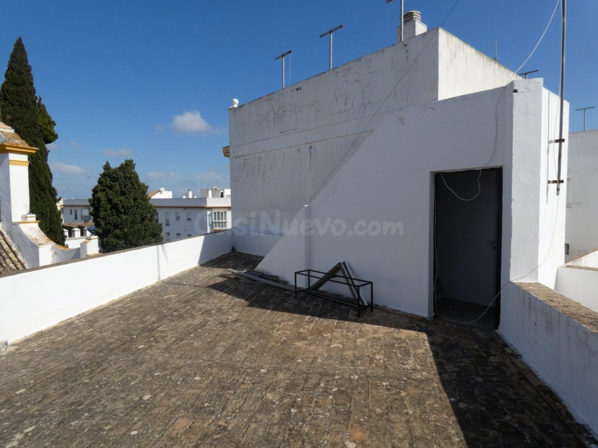 Casa dos plantas con locales comerciales