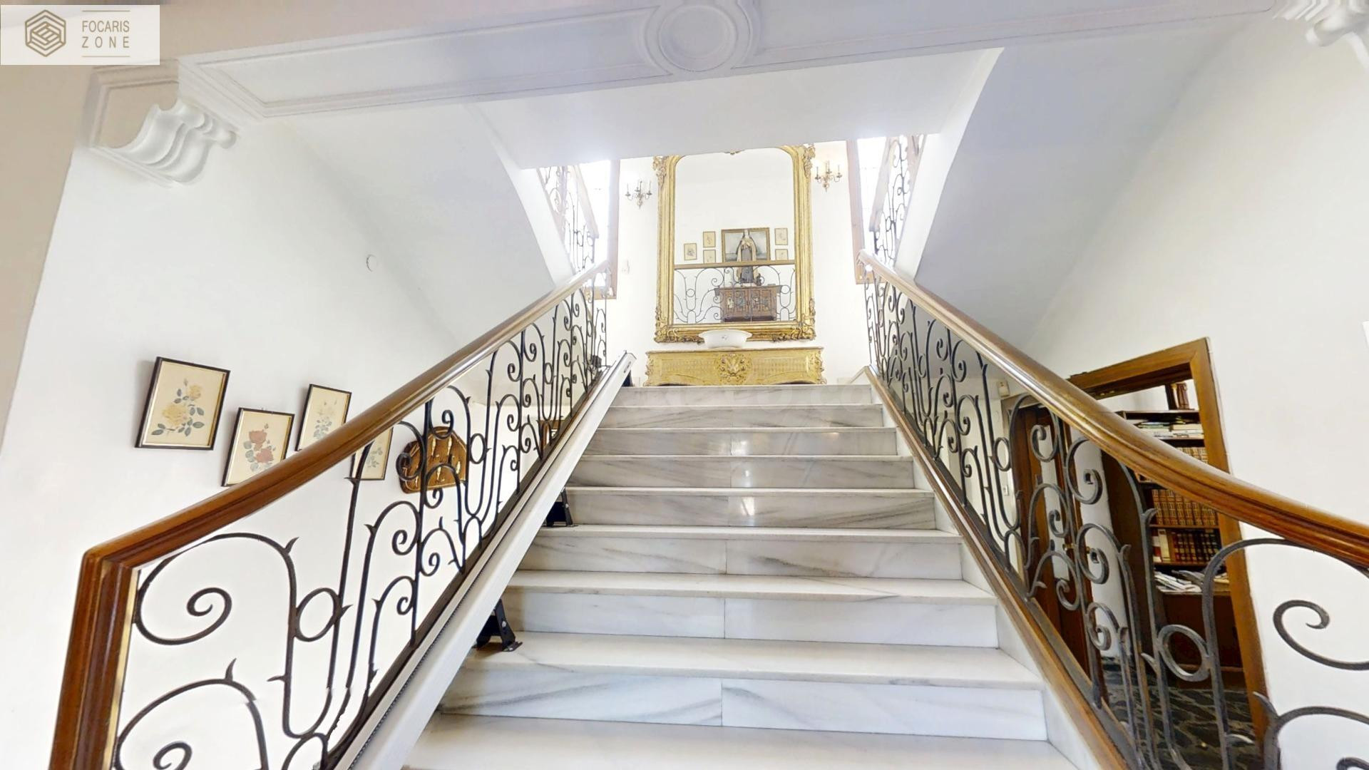 Exclusiva Casa Centenaria con Encanto Arquitectónico y Ubicación Privilegiada en Málaga - foto 3
