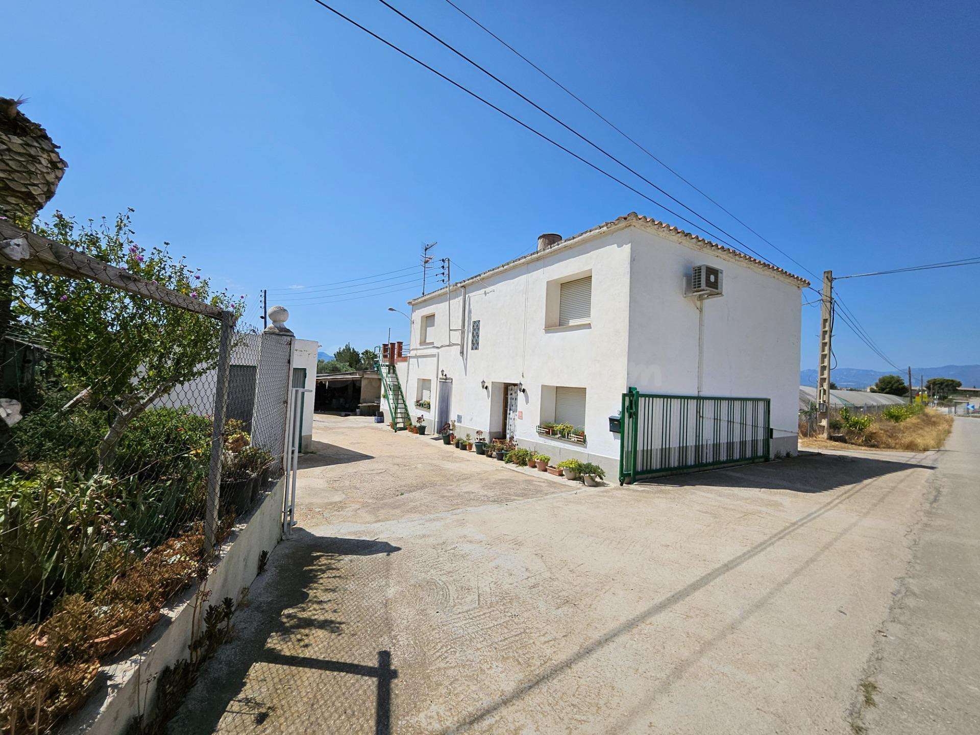 Finca de 6.000 M2, plana y vallada con casa unifamiliar y otros anexos de 262 M2