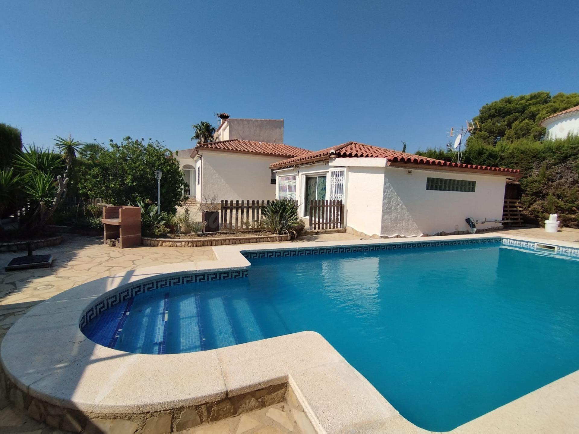 Magnífico chalet con estudio independiente, piscina y licencia turística en l’Ametlla de Mar