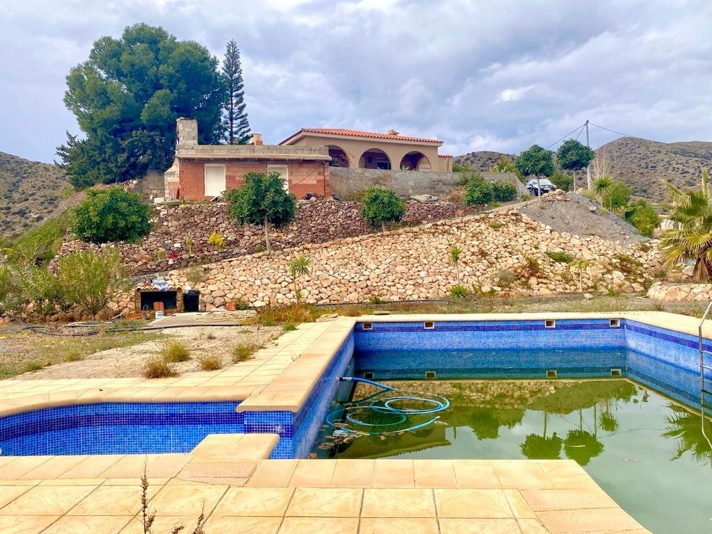 CASA RUSTICA CON VISTAS AL MAR Y PISCINA