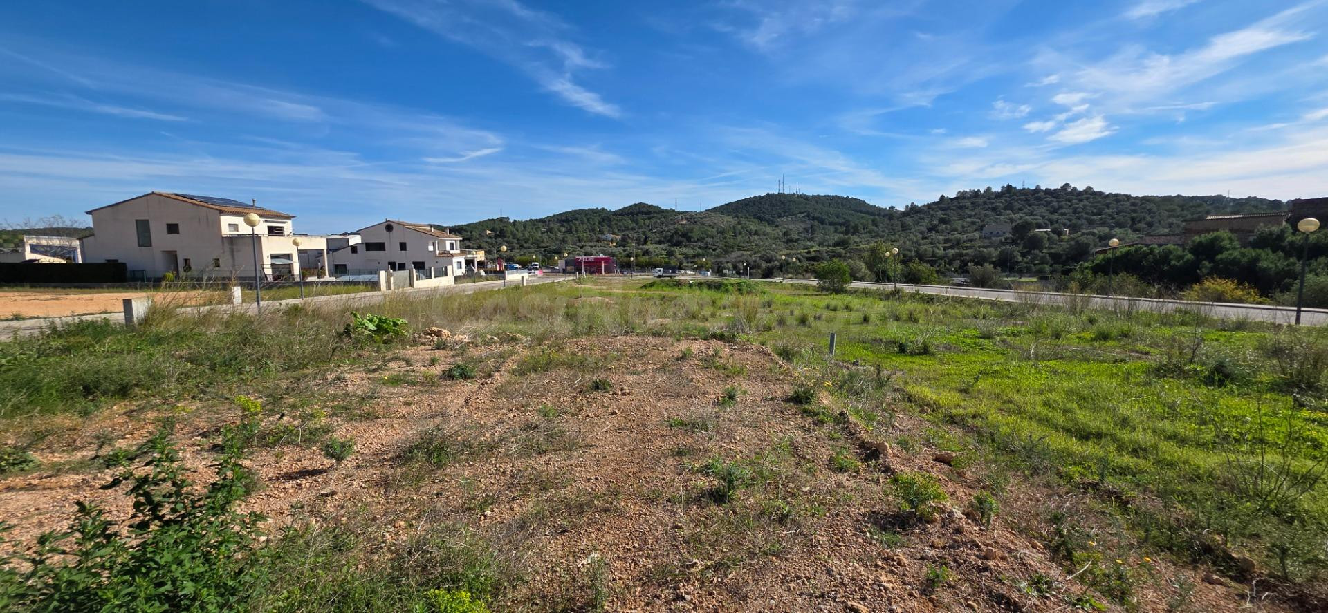 Parcela urbanizable de 420 m2 cerca del pueblo y a 6 km de la playa