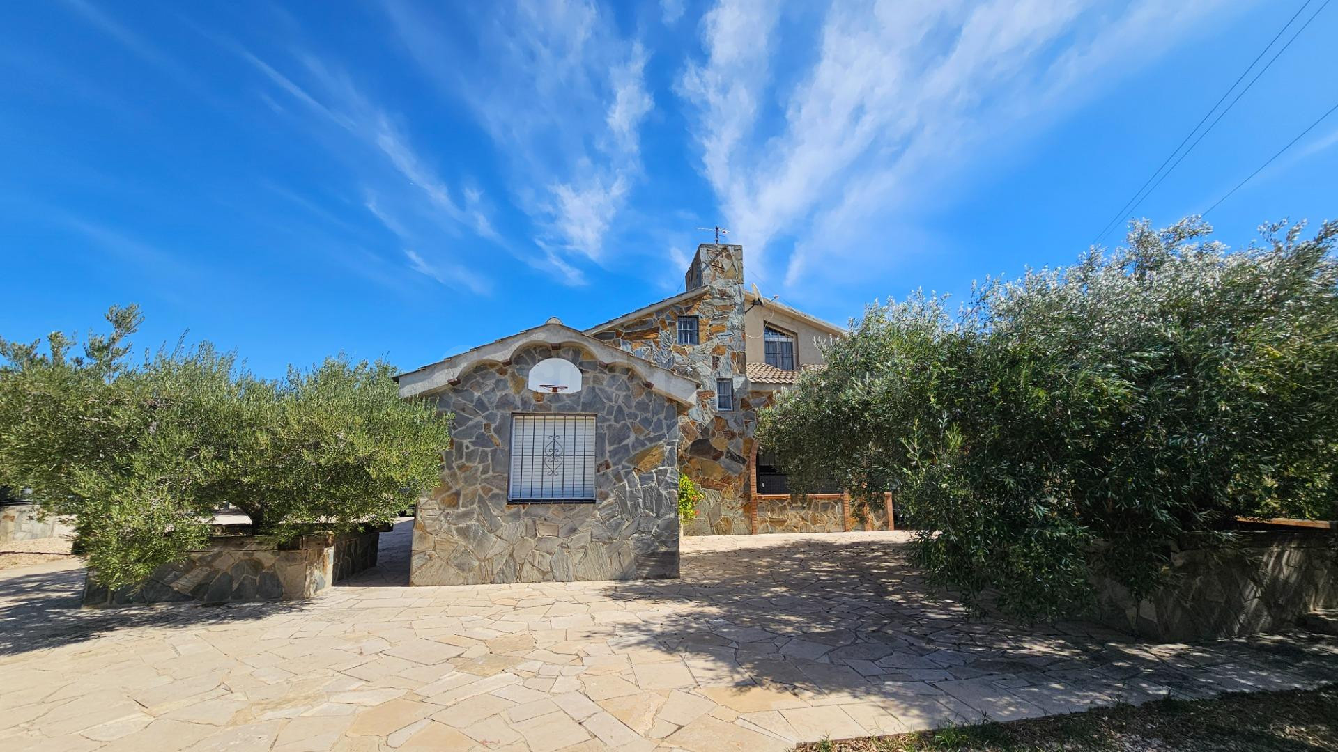 Magnífica Finca plana y ajardinada, con casa unifamiliar de  - foto 2