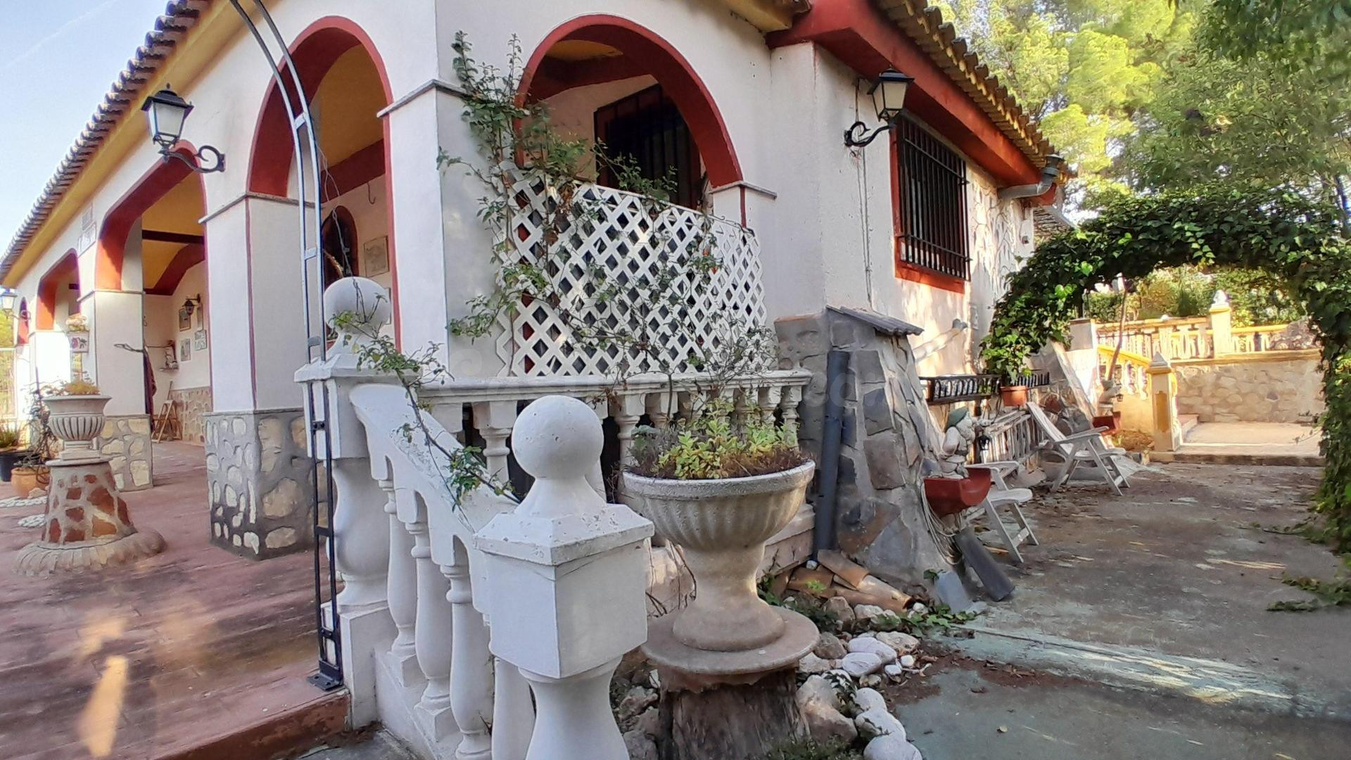 CHALET CON PISCINA EN YECLA