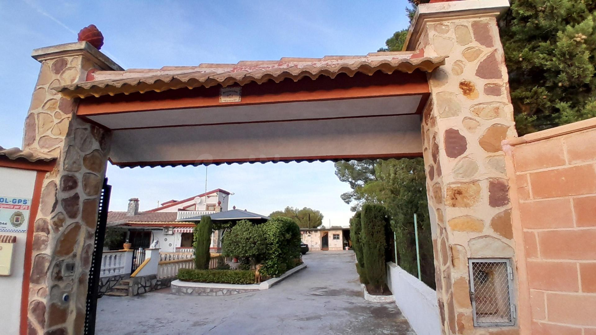 CHALET CON PISCINA EN YECLA - foto 3