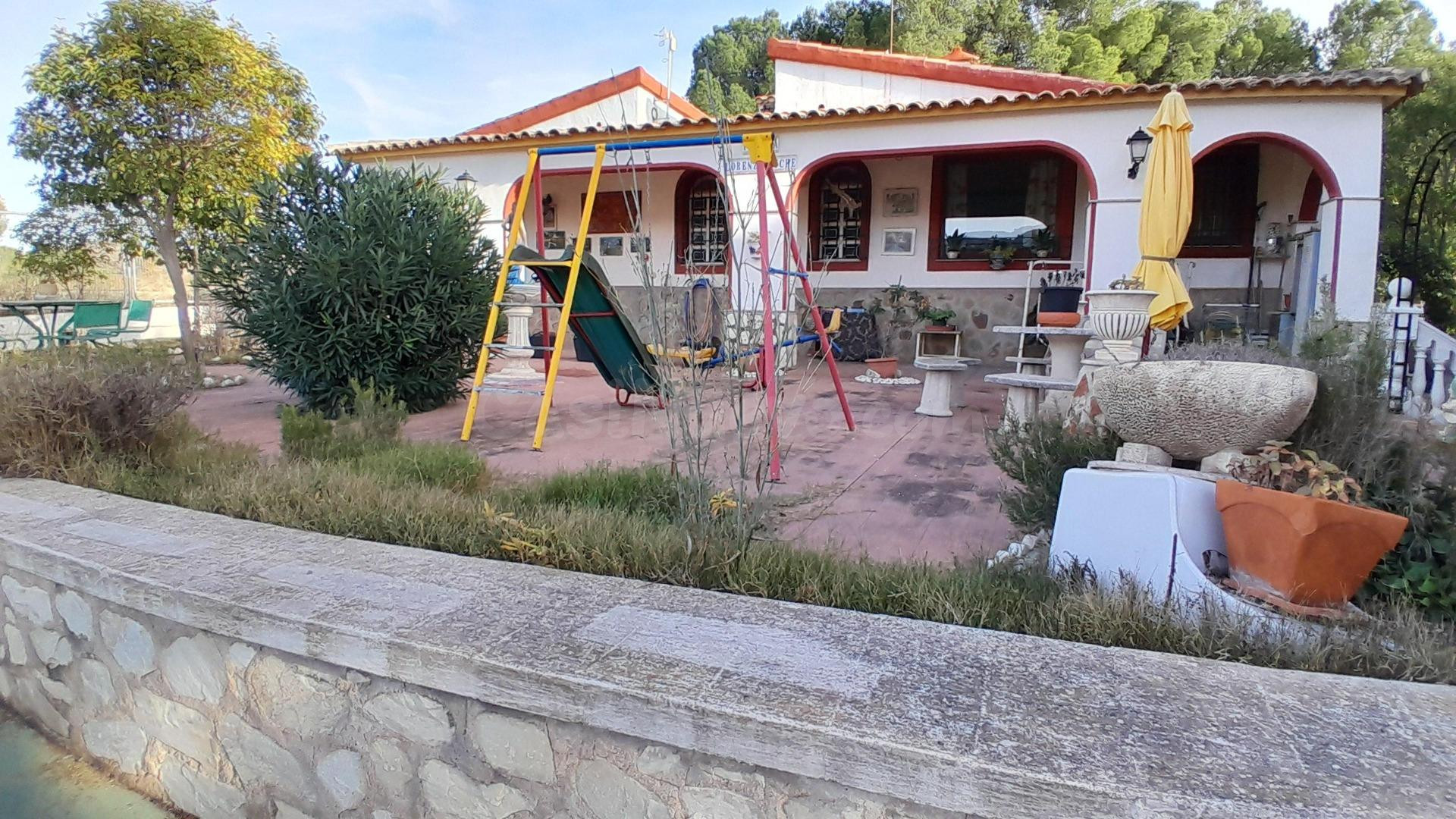 CHALET CON PISCINA EN YECLA - foto 4