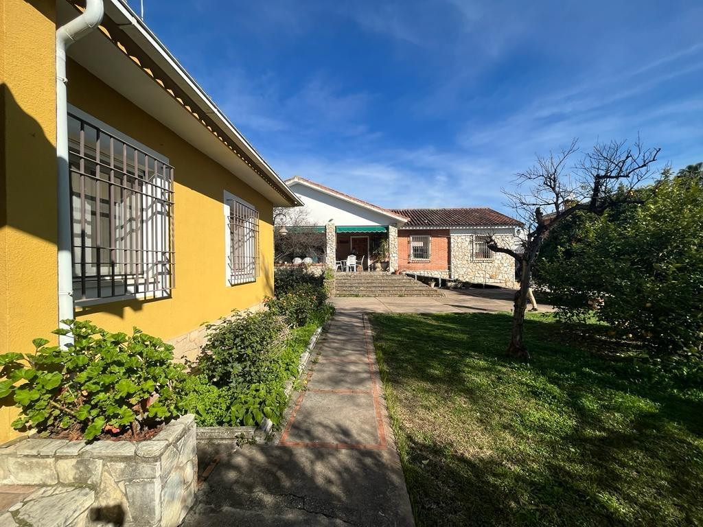PARCELA DE 3000 M2 SEGREGABLE EN TRES CON DOS CHALETS