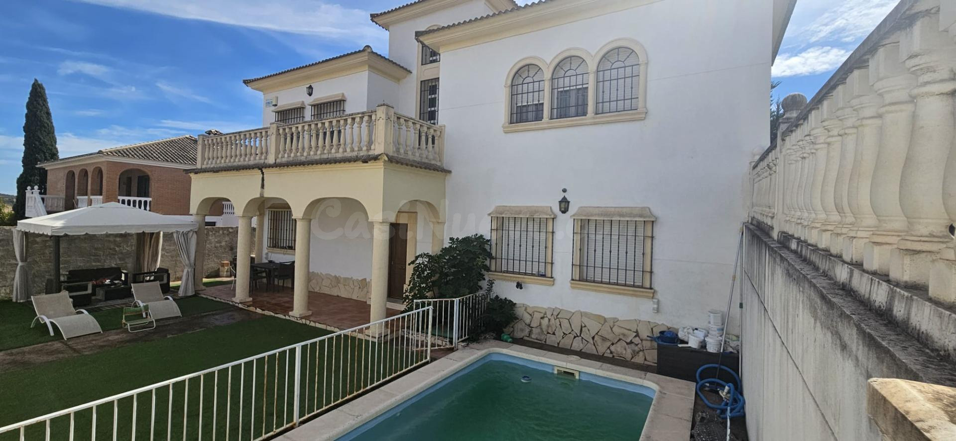 Impresionante Chalet en Urbanización Encinares de Alcolea con Piscina y Amplias Estancias