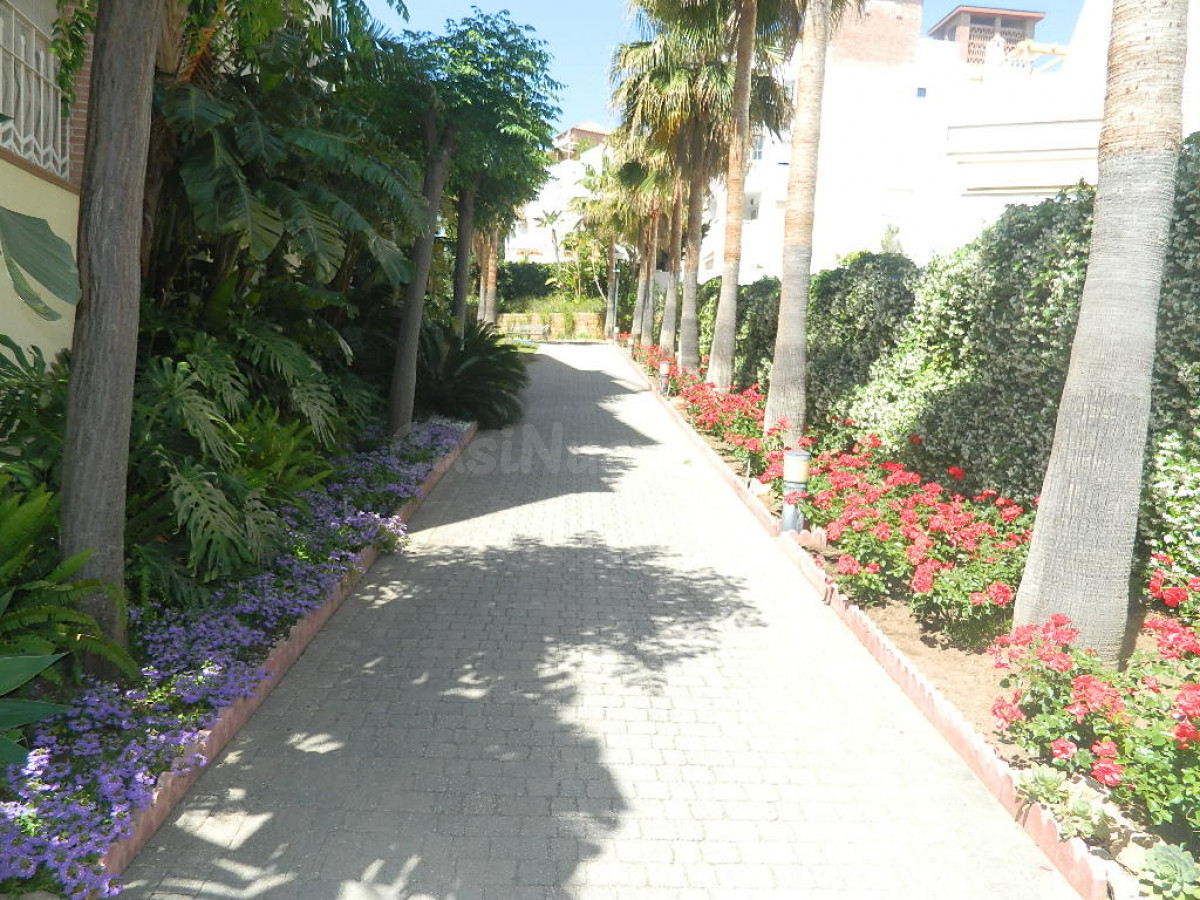 ATICO DE LUJO CON BUHARDILLA EN BENALMADENA A 600 METROS DE LA PLAYA . CON PISCINA Y JARDINES COMUNITARIOS. 2 PLAZAS DE GARAJE Y TRASTERO.