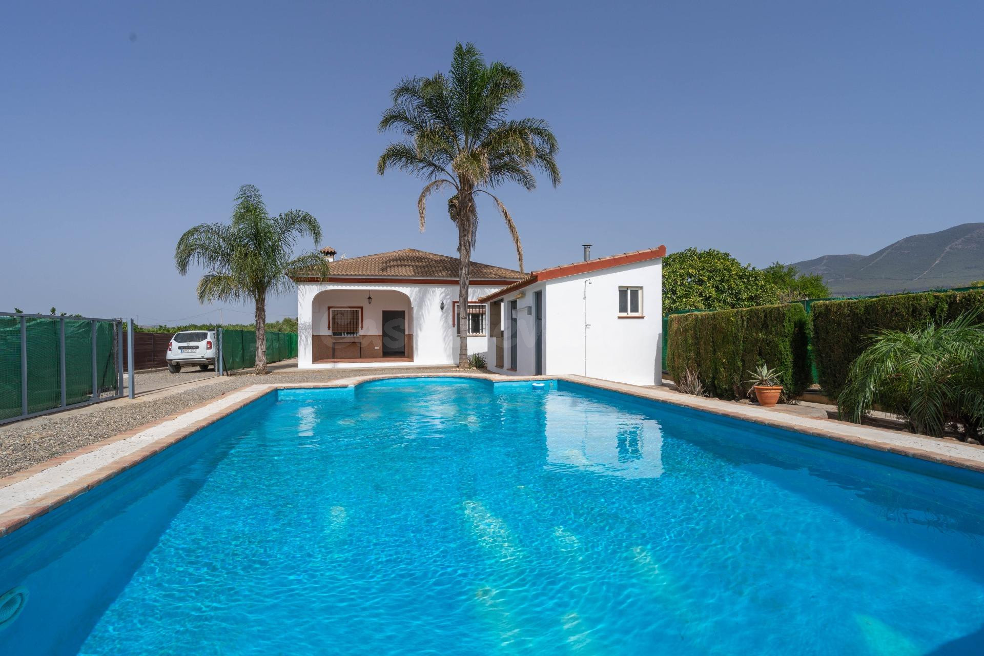 CHALET CON PISCINA GRANDE, BARBACOA Y LAVADERO EN ZONA RODEADA DE FRUTALES