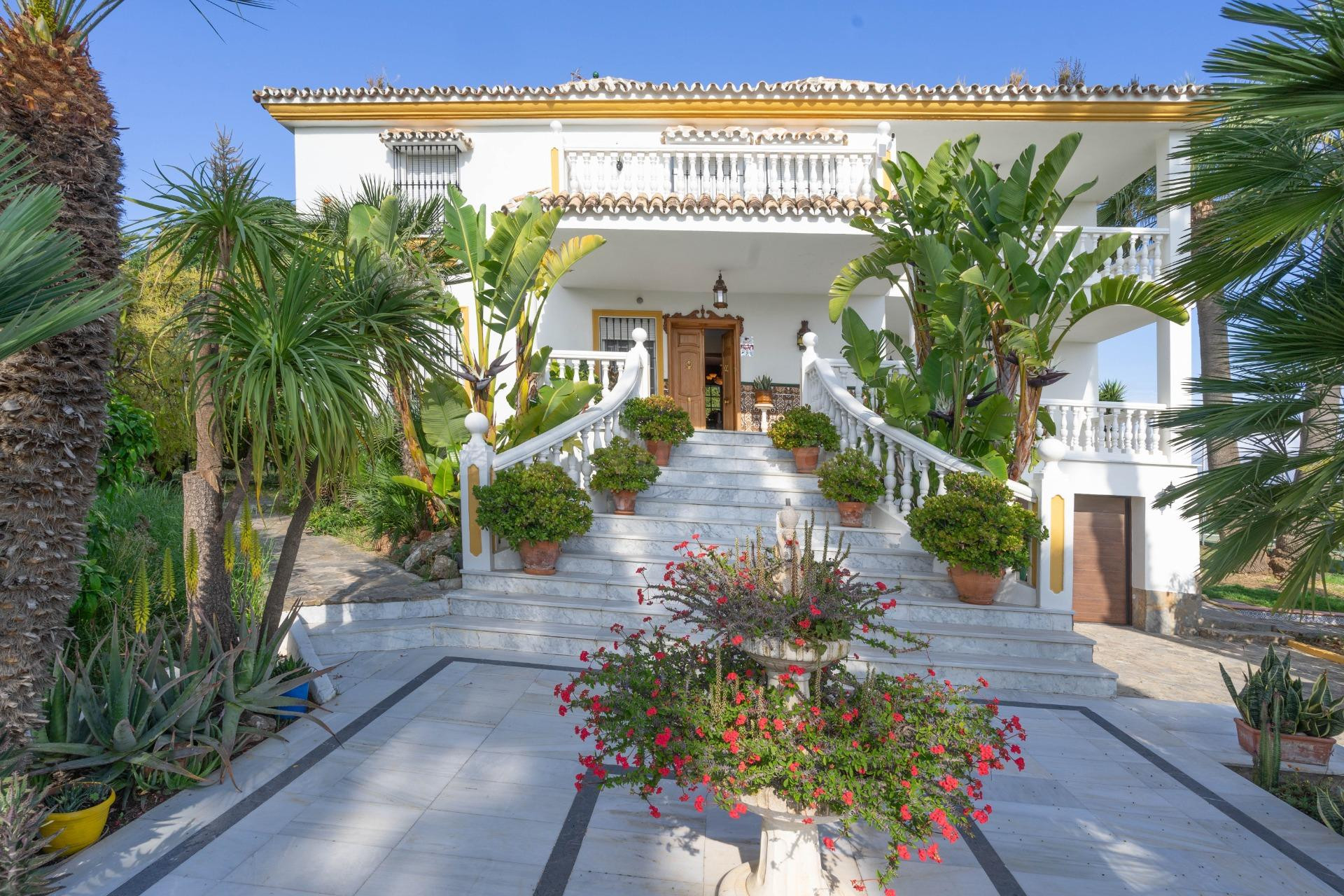 VILLA CON DOS VIVIENDAS, PISCINA, BARBACOA, GARAJE Y ZONA DEPORTIVA