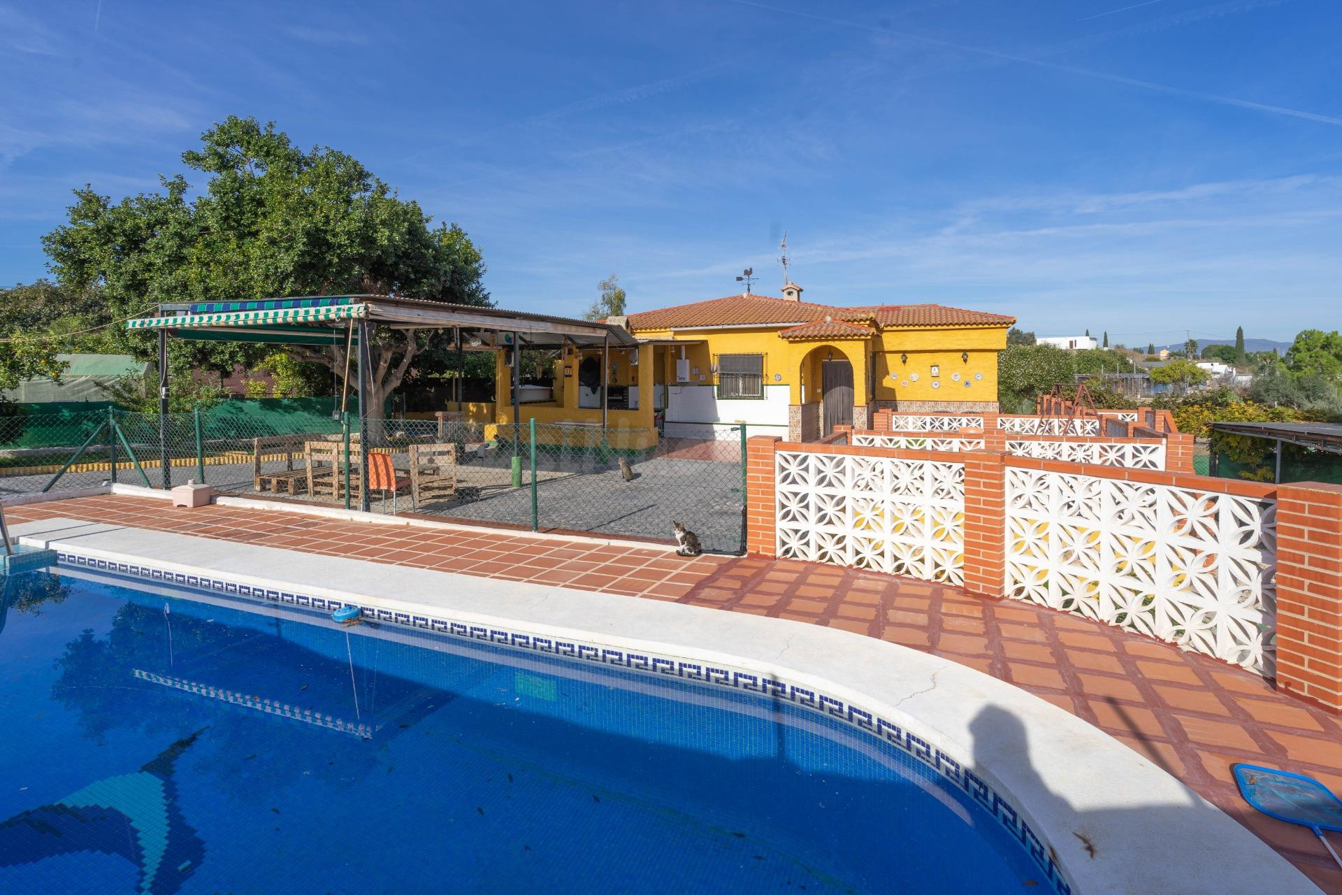 CASA DE CAMPO CON PISCINA, BARBACO Y TRASTEROS