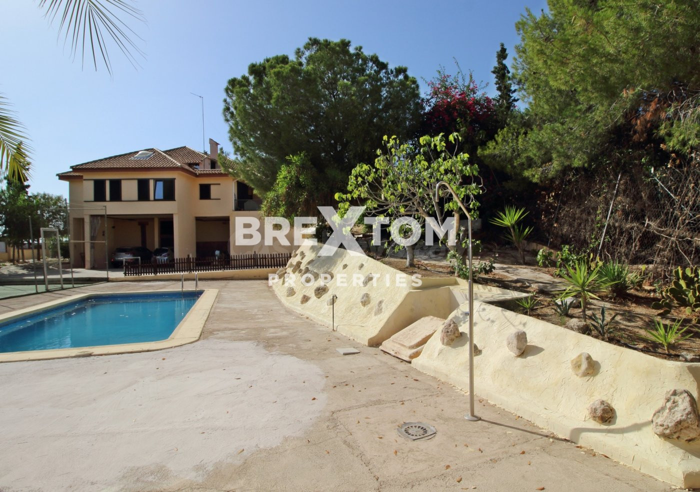CHALET CON PARCELA DE 2040 METROS CON PISCINA Y PISTA DE TENIS EN EL CHORRICO
