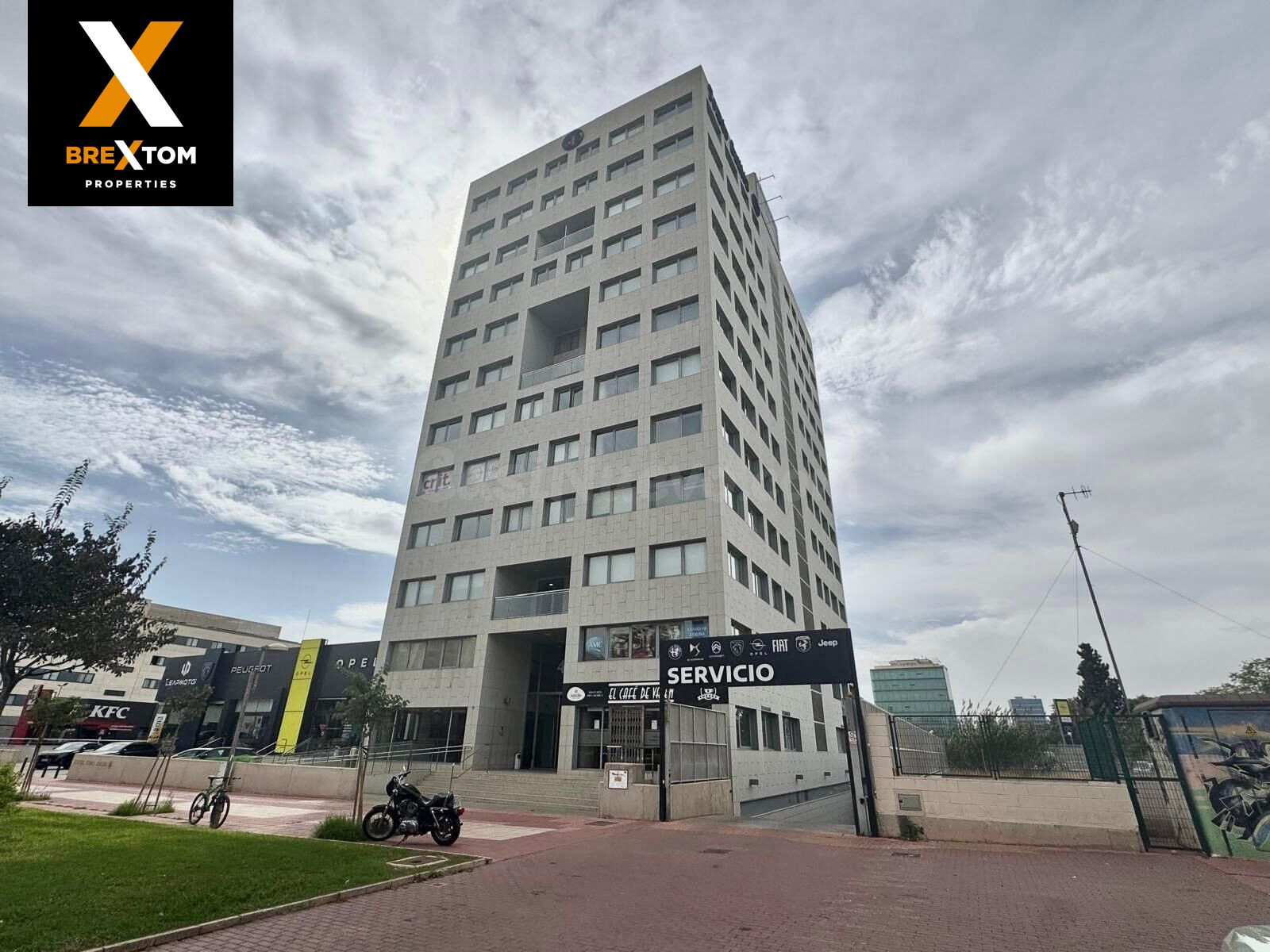 AMPLIA PLAZA DE GARAJE EN JUAN CARLOS I EDIFICIO TOMAS GUILLÉN