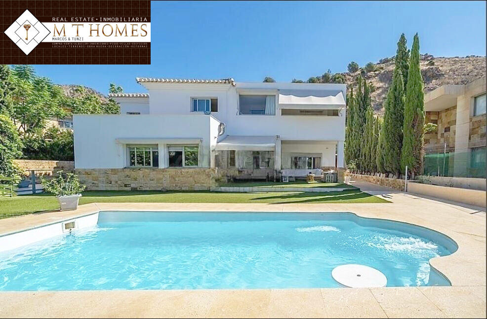 ELEGANTE VILLA CON PARCELA Y PISCINA PRIVADA CERCA DE LA PLAYA EN MÁLAGA