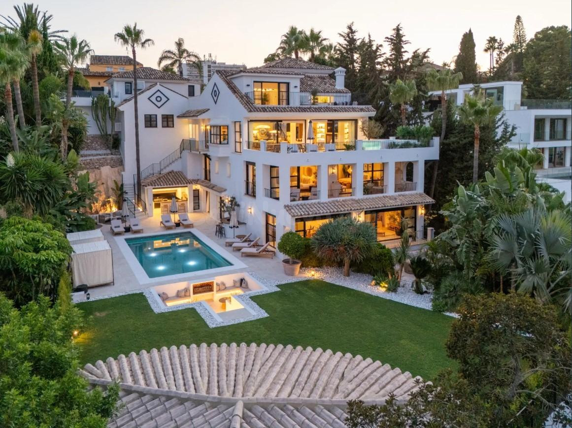 MAGNIFICENT MANSION WITH PANORAMIC SEA AND MOUNTAIN VIEWS IN NUEVA ANDALUCÍA