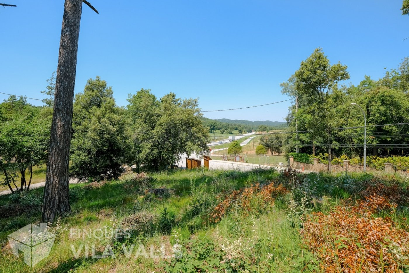 Solar esquinero de 1.196 m2 en sant quirze