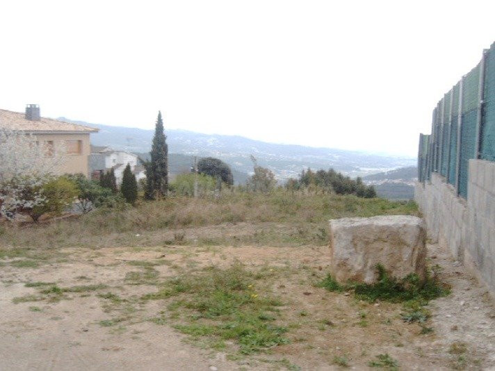 Parcela muy llana y fácil de edificar con unas vistas immejorables.
