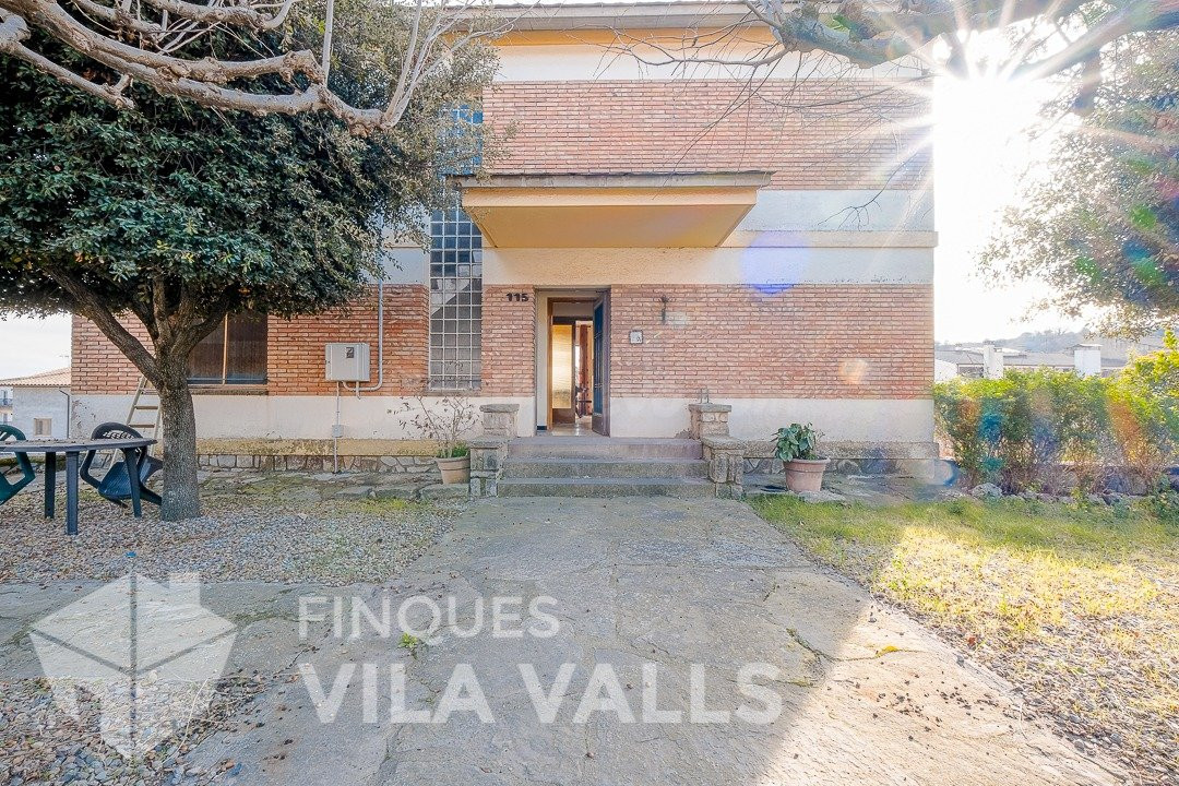 Casa en el pueblo con 324 m2 y gran jardín de 1.100 m2