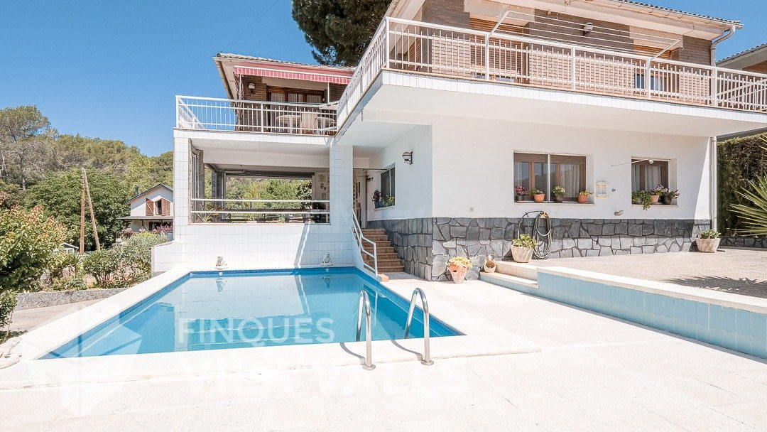 CHALET DOBLE INDEPENDIENTE CON PISTA DE TENIS Y PISCINA!