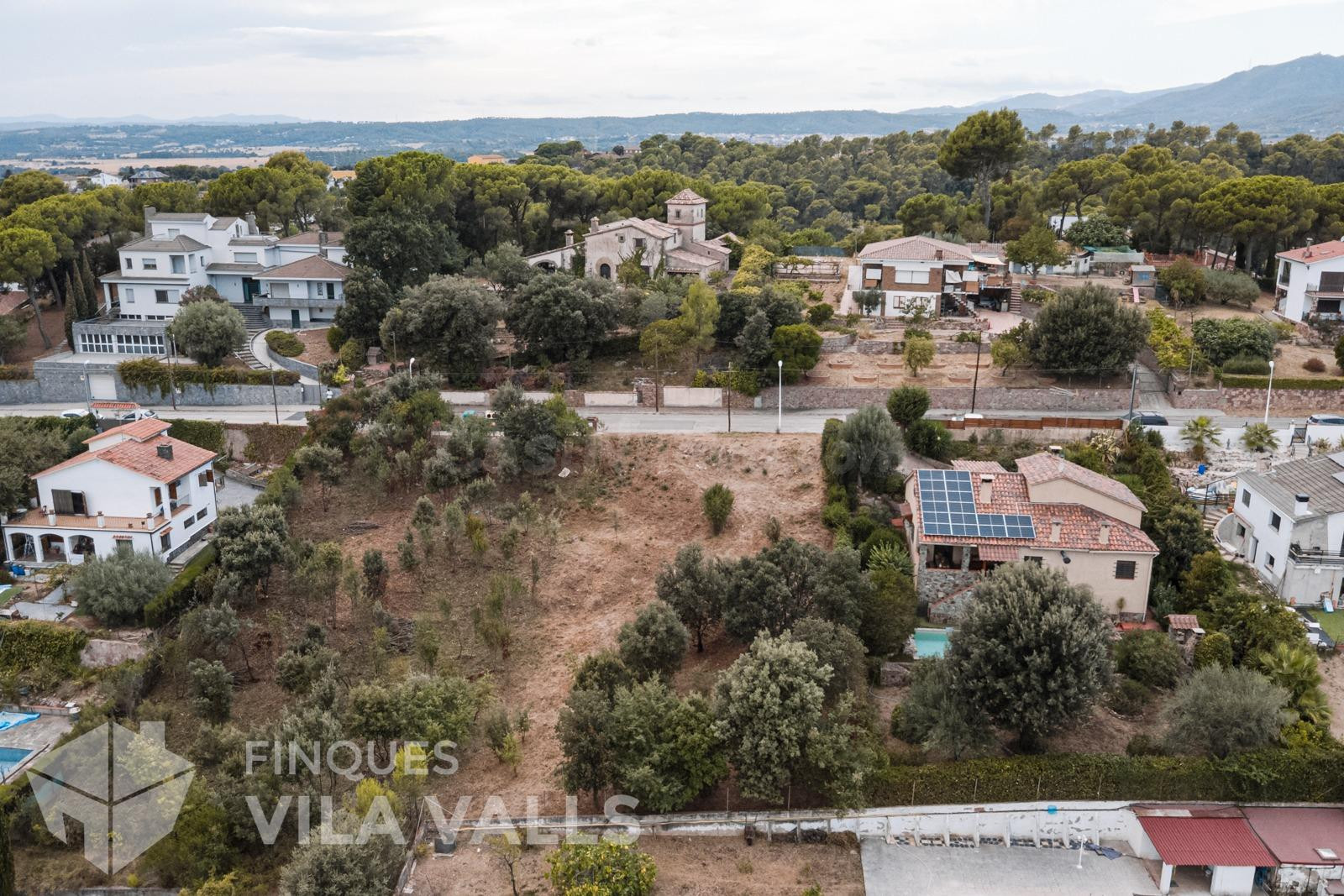 Solar edificable de 928 m2. Ligera pendiente descendiente