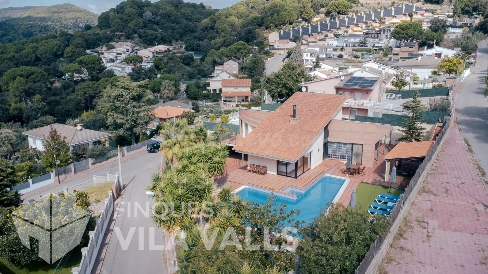 Casa con jardín, piscina y vistas a la montaÑ±a
