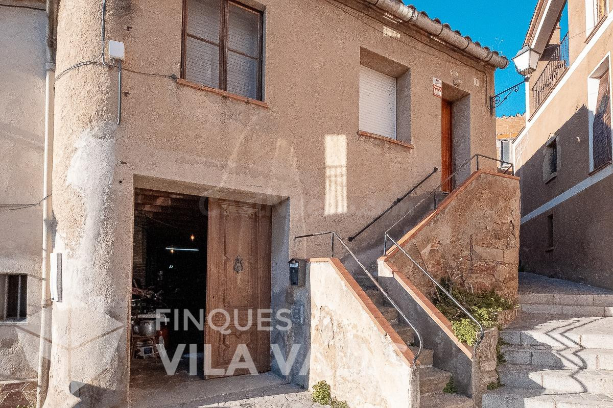 Casa de pueblo muy céntrica con gran local en semi-sótano