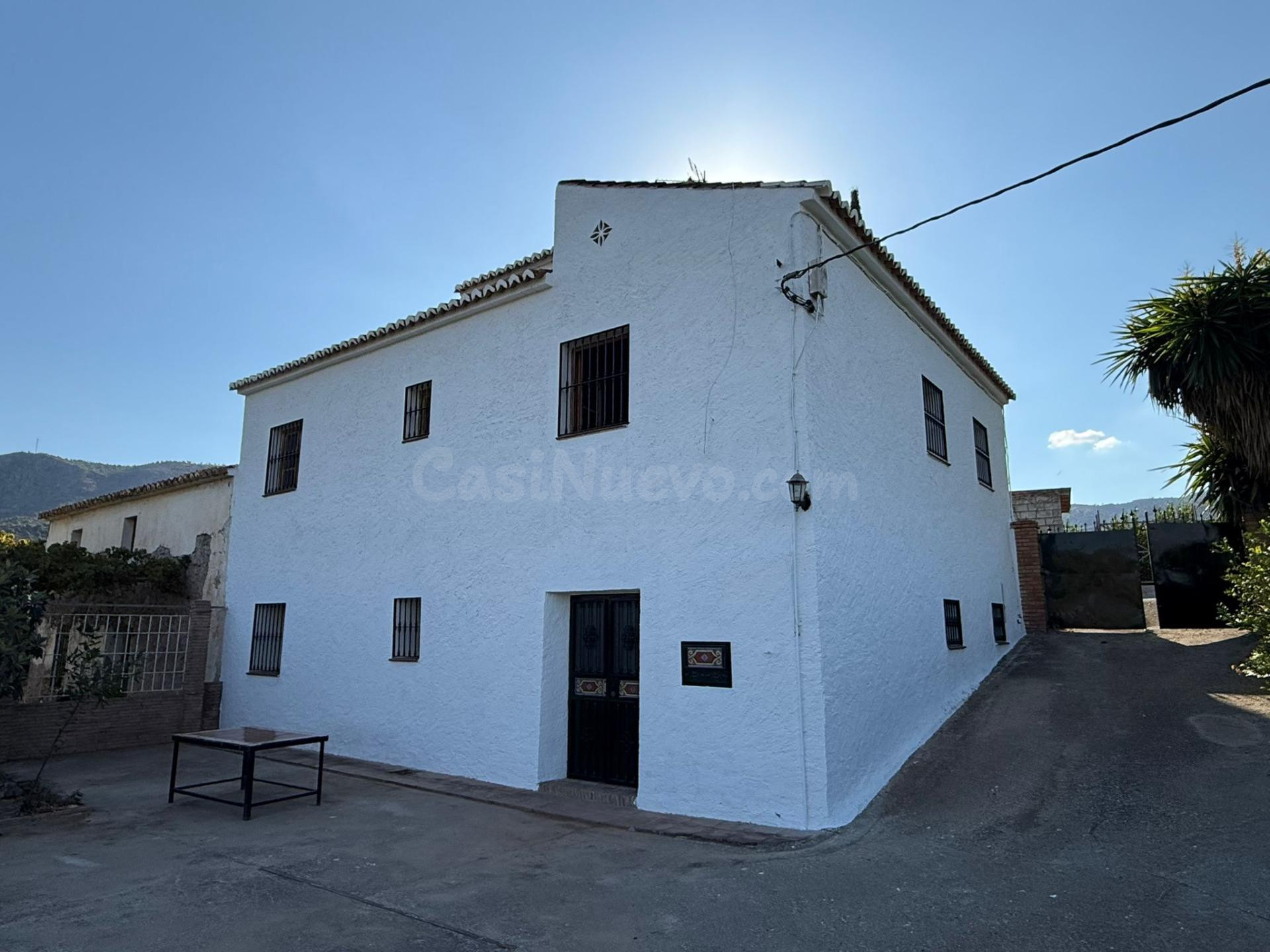 Mitad de pareado en Álora, dividida en dos encantadoras viviendas rústicas