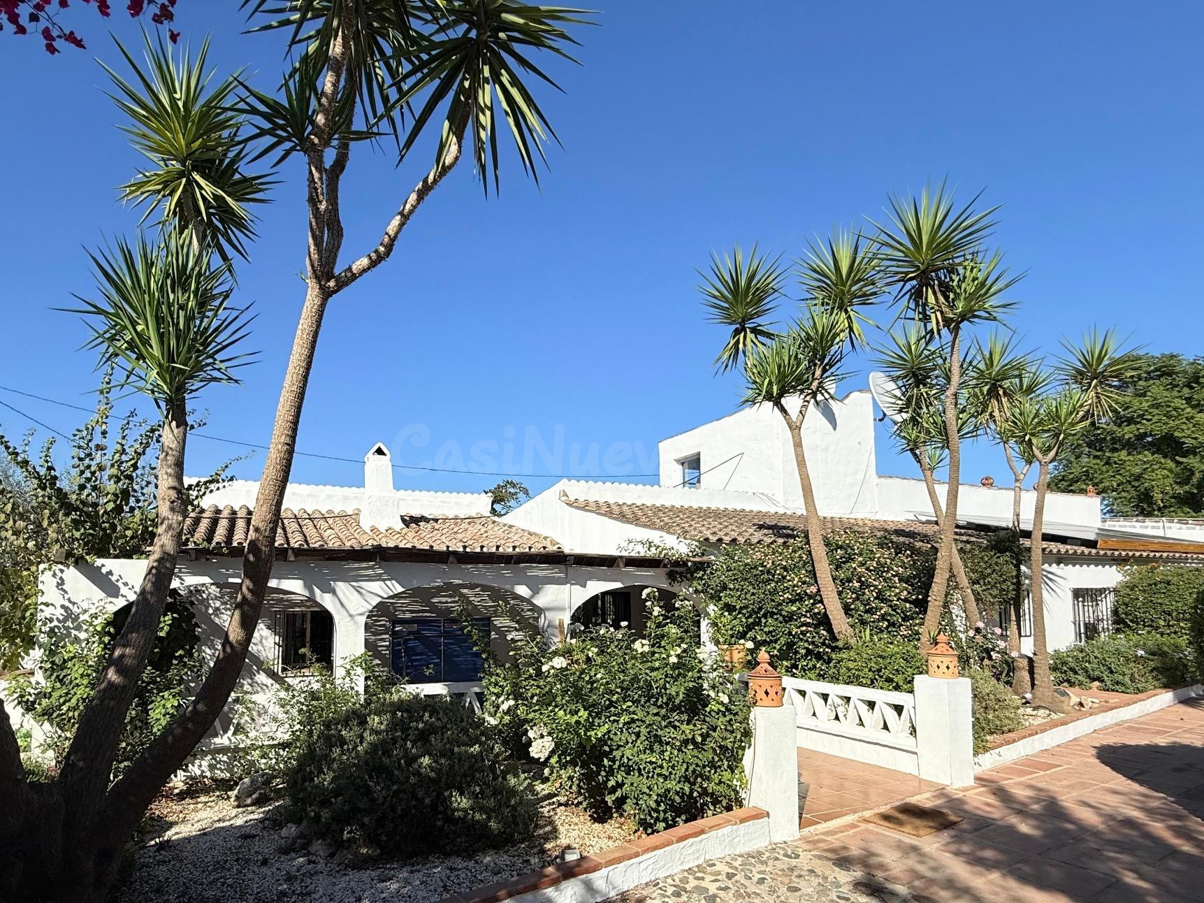 Authentico cortijo autosuficiente con viñedo en Coín