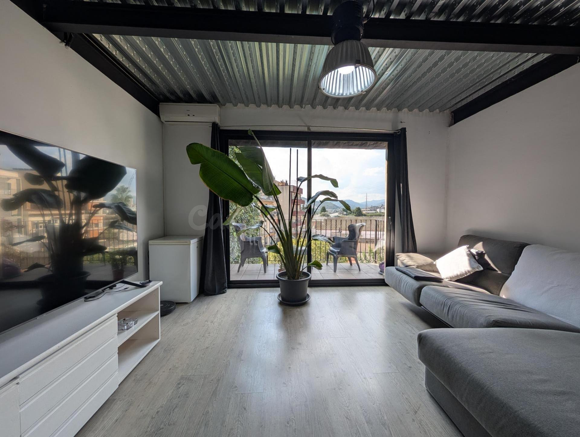 Espectacular piso con estilo industrial y bohemio en el corazón de Molins de Rei – Zona Terraplè