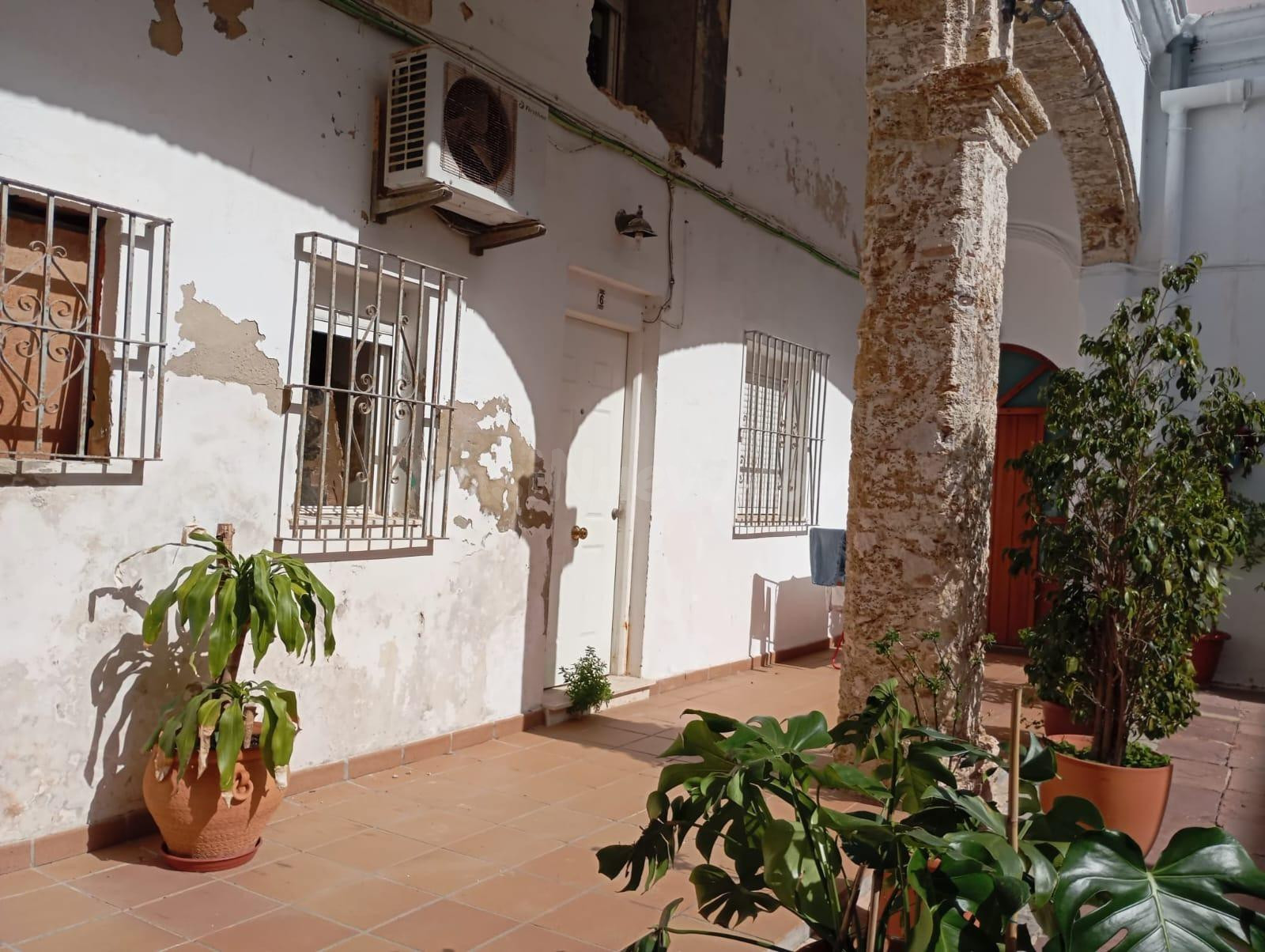 Casa baja en Puerto Real Centro. Construye tu hogar a medida !!