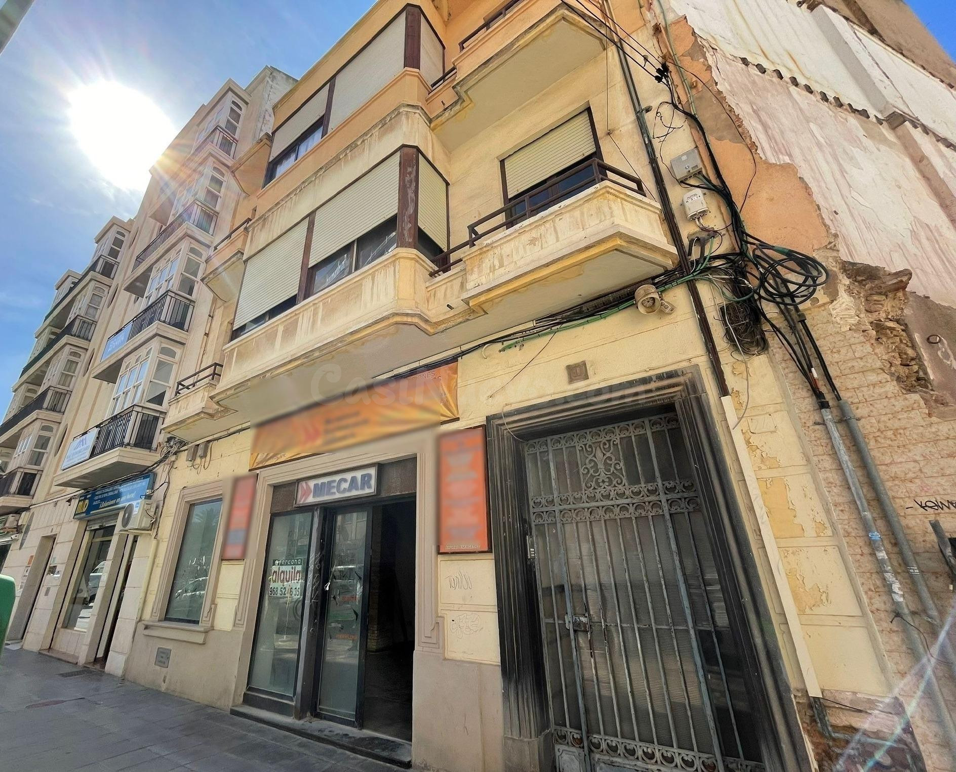 Se alquila local comercial de 100 metros en el centro de Cartagena ideal para cualquier comercio