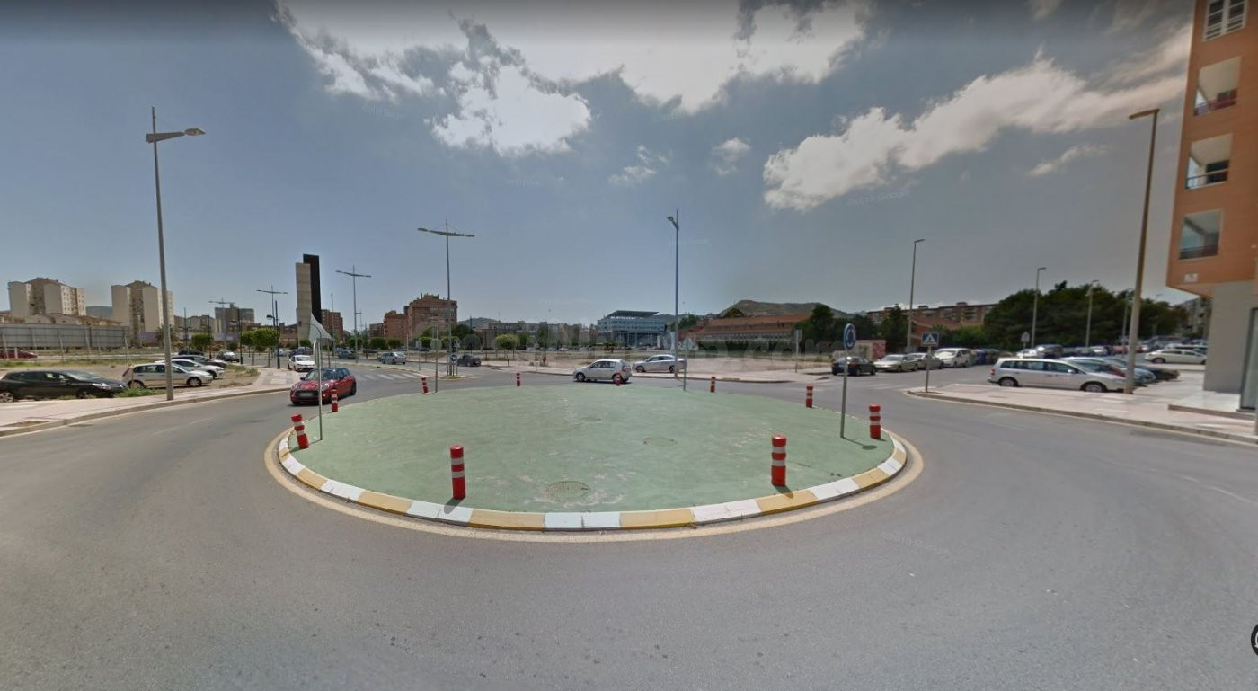 Se vende amplio bajo comercial con 450 m2 que da a calle Prolongación Angel Bruna y Gabriela Mistral