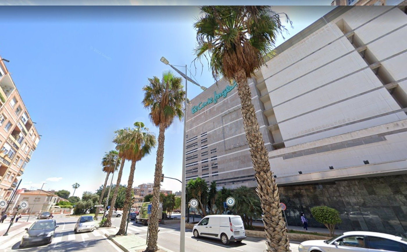 Se vende local comercial de 2100 m2 cercano al Corte Inglés y Ramón y Cajal